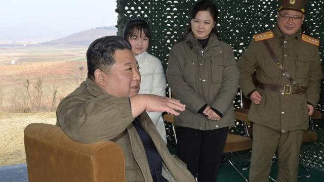 북한이 ICBM 발사 당일 김정은 북한 국무위원장이 부인 리설주, 딸과 함께 등장했다