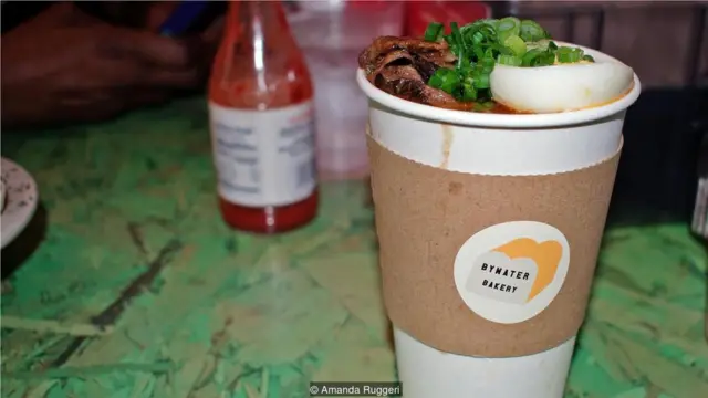 据食品学家米歇尔论证，面条汤的食材能有效缓解宿醉。(Credit: Amanda Ruggeri)