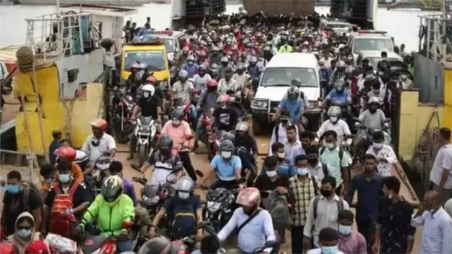 গত কয়েক বছরের তুলনায় এই বছর ঈদুল ফিতরের সময় শিমুলিয়া ও পাটুরিয়া ফেরিঘাটে মোটরসাইকেল চালকদের সংখ্যা ছিল অনেক বেশি