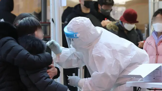 24일 대전시청 남문광장에 설치된 선별 진료소를 찾은 시민이 검사를 받고 있다