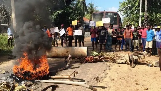 சாலையில் தடை