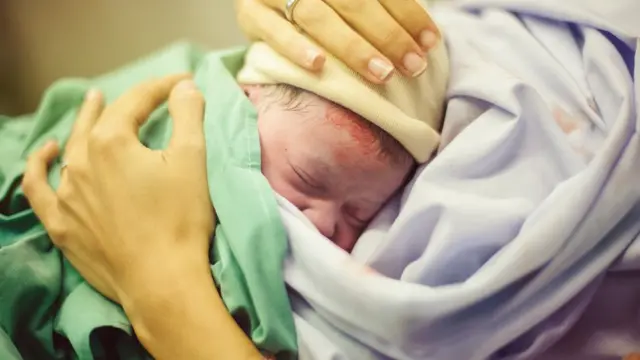 Recién nacido cubierto de ropa
