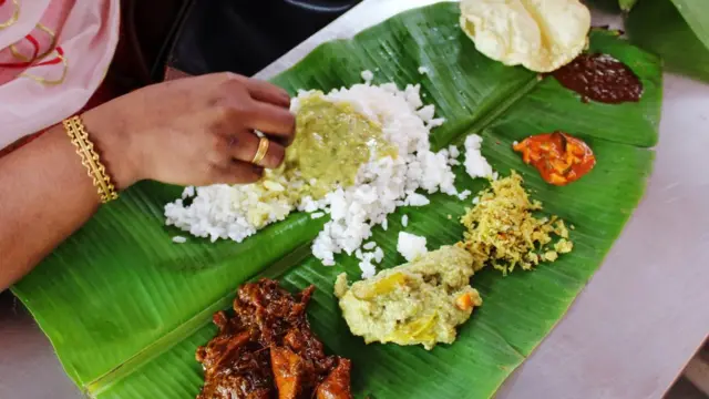 ஹோட்டலில் சாப்பிட்ட பிறகு சேவைக் கட்டணம் கேட்டால் என்ன செய்வது?