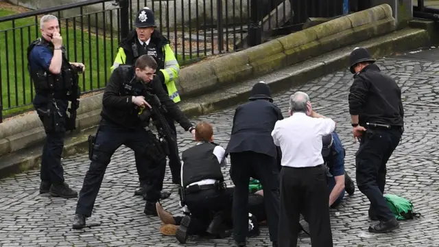 Khalid Masood sendo detido pela polícia após ataquepixbet saque rápidoWestminster