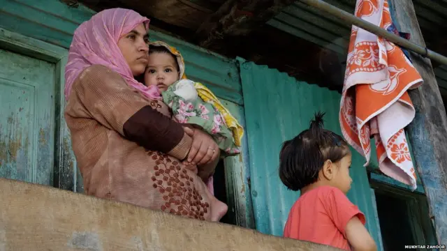 उरी में अपने बच्चों के साथ शाज़िया महमूद