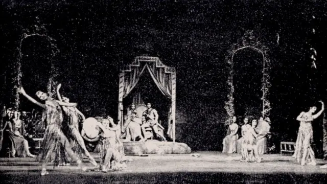 صحنه‌ای از باله بیژن و منیژه. موسیقی: حسین دهلوی، تهران، تالار بزرگ رودکی، ۱۳۵۴ (عکس: نشریه انجمن ژونِس موزیکال ایران)