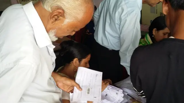 এন আর সি তালিকায় নাম খুঁজছেন আসামের এক বাসিন্দা