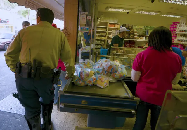 Una caja de un supermercado