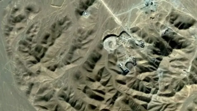 سایت فردو در زیرزمین و در منطقه ای محصور میان کوه تاسیس شده تا به گفته مقام های ایرانی در برابر حملات احتمالی خارجی آسیب ناپذیر باشد