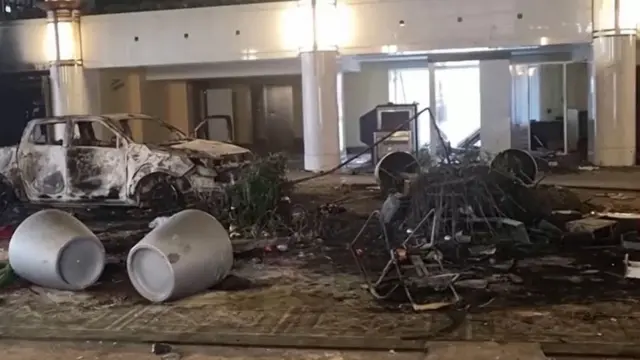 ఆందోళనకారులు అధ్యక్ష భవనానికి నిప్పంటించారు