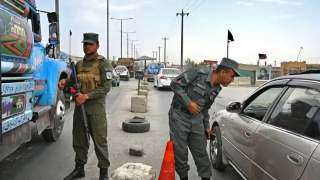 Police in Kabul check vehicles