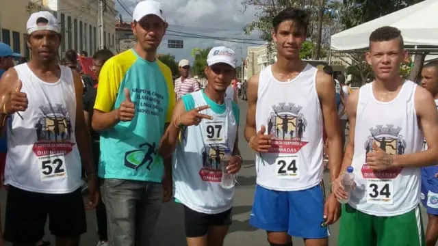 Magrão (de camiseta verde-amarela) e Fabio (no centro da foto)