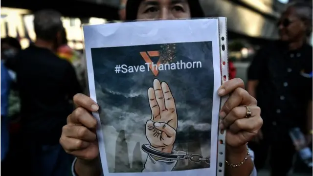 ชูสามนิ้ว