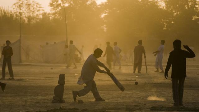 Пакистанские дети играют в крикет