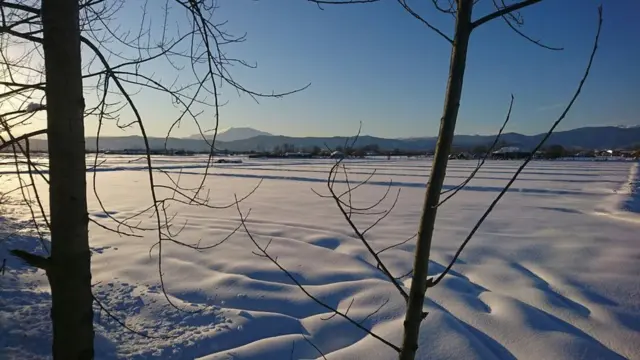 در عکس و ویدئوهایی که بعضی از ساکنین این مناطق برای بی‌بی‌سی فارسی فرستاده‌اند، جاده‌های پوشیده از برف قابل تشخیص نیستند.