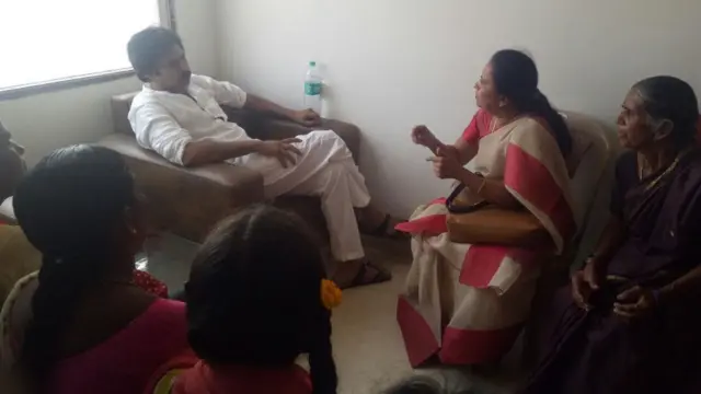 పవన్ కల్యాణ్కు అక్రమ రవాణా గురించి వివరిస్తున్న భానూజ గారు