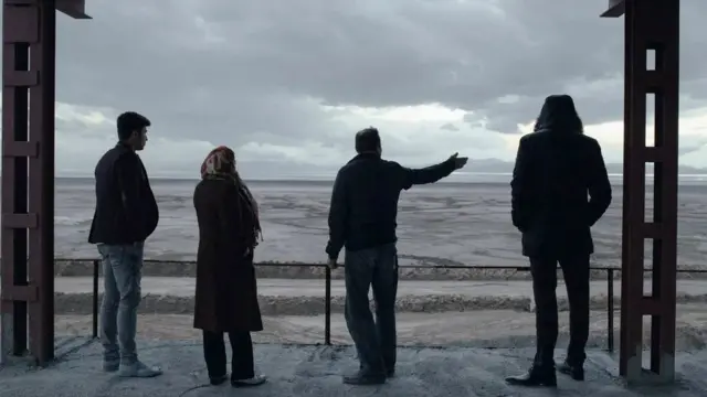 صاحب فندق يري ضيفيه كم أصبحت البحيرة أقرب إلى فندقه بعد هطول الأمطار