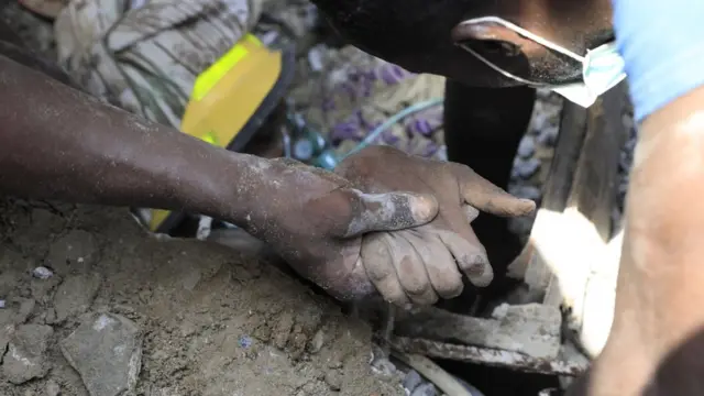 Aworan bi wọn ti ṣe fẹ yọ eeyan kan kuro labẹ ile to wo