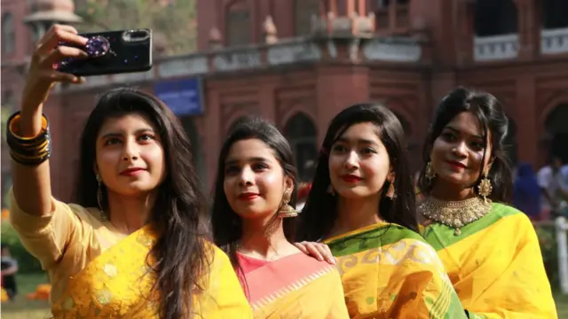 ফাল্গুনের প্রথম দিনে ঢাকা বিশ্ববিদ্যালয়ের কয়েকজন ছাত্রী, ১৪/০২/২০২১