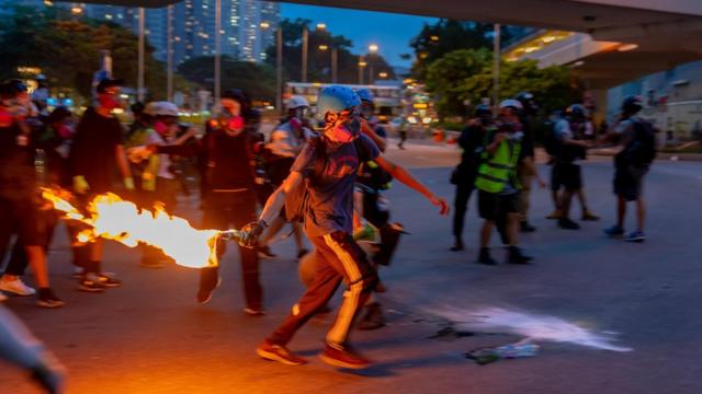 香港新界大围一名示威者投掷燃烧弹（10/8/2019）