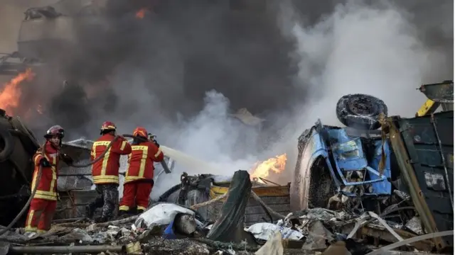 మంటలను ఆర్పేందుకు ప్రయత్నిస్తున్న అగ్నిమాపక సిబ్బంది