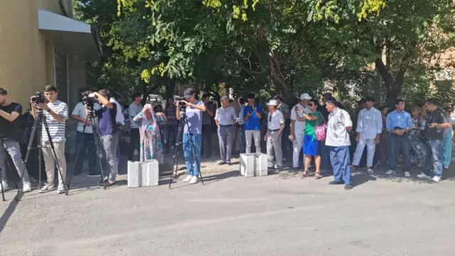 Миробод туман суди ёнида тўпланганлар