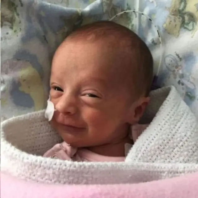 કોરોનાને માત આપતી બાળકી