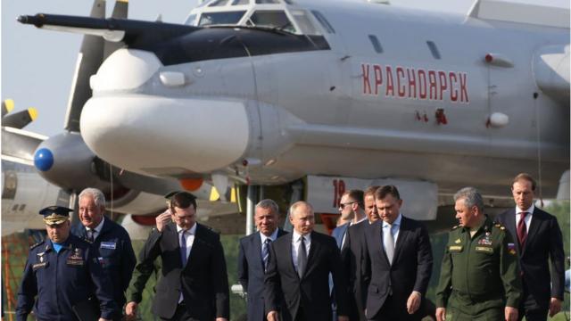 Vladimir Putin e outras autoridades na frenteestrategia para jogar roletaum Tupolev Tu-95 BEAR