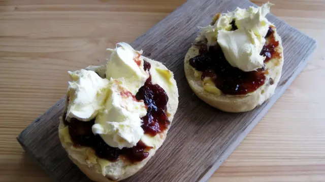 Плюшки с топлеными сливками