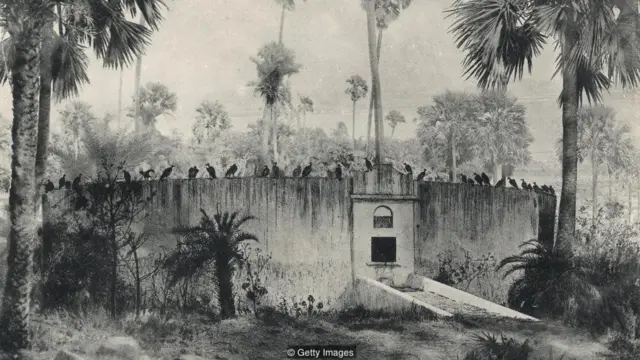 Di India, menara kuburan parsi memungkinkan jenazah dimakan oleh burung bangkai.