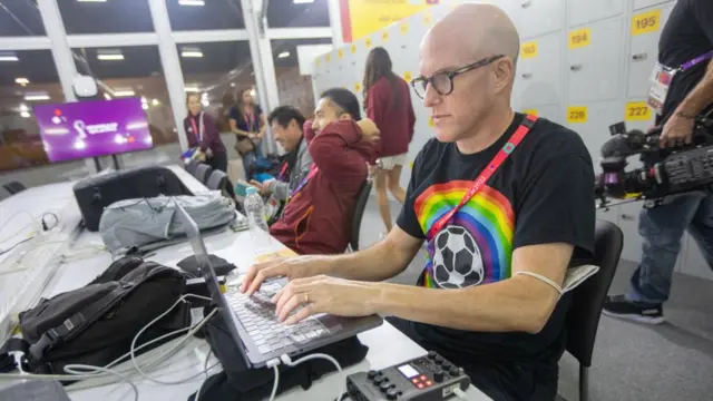 Grant Wahl trabajando durante el encuentro de la fase de grupos entre Gales y EE.UU.