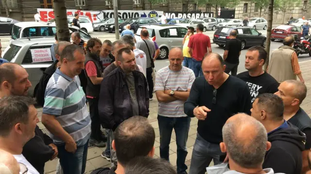 Grupa taksista ispred zgrade Vlade.