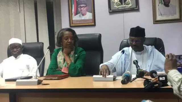 Farfesa Yakubu ya ce sun dauki matakin ne sakamakon matsalolin rashin kai kayan zabe a wasu yankunan kasar a kan lokaci.