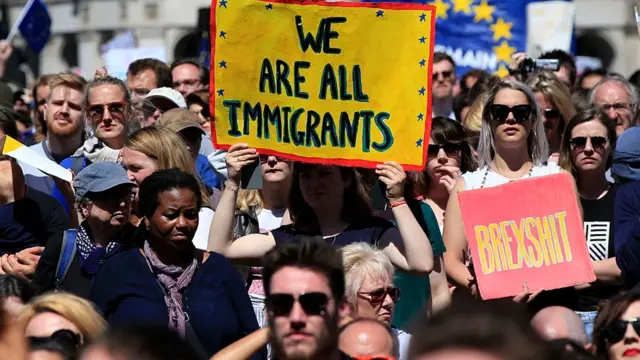 Jóvenes protestando en Londres contra el Brexil