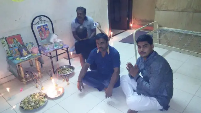 પૂજા કરતા લોકો