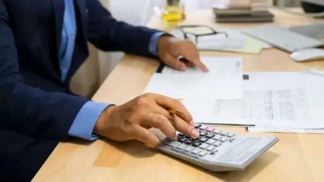 లెక్కలు వేస్తున్న వ్యక్తి