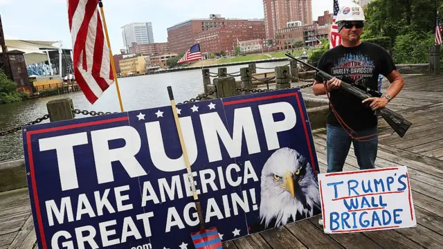 Miembro de "La brigada del muro de Trump"