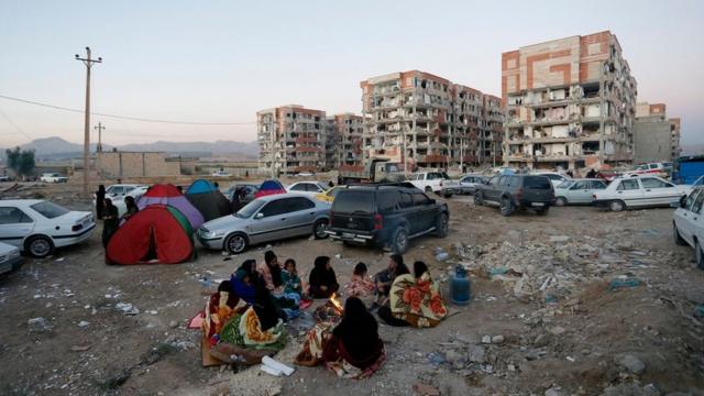 Iraníes arman campamentos afuera de edificios dañados por el terremoto, en la provincia de Kermanshah.