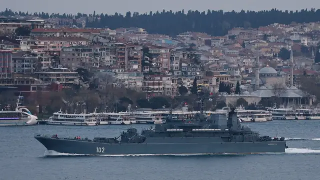 Корабель "Калінінград" у Босфорі на шляху до Чорного моря