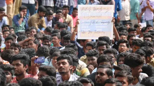 பதாகைகளுடன் சிதம்பரம் அண்ணாமலை பல்கலைகழக மாணவர்கள்