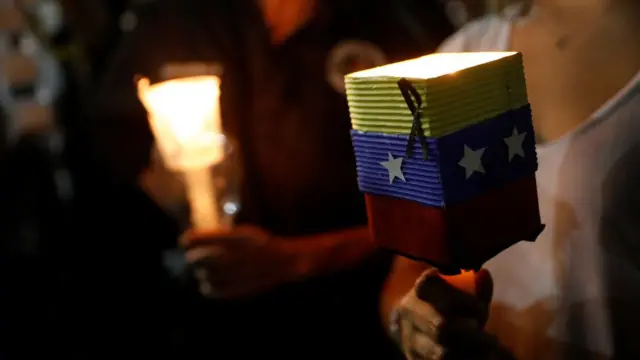 Vigilia de la oposición por los muertos.