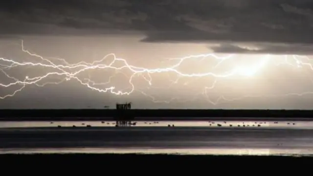 आसमान में चमकती बिजली