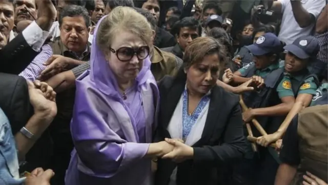 একটি মামলায় হাজিরা দিতে খালেদা জিয়াকে আদালতে নিয়ে যাওয়া হচ্ছে (ফাইল ফটো)