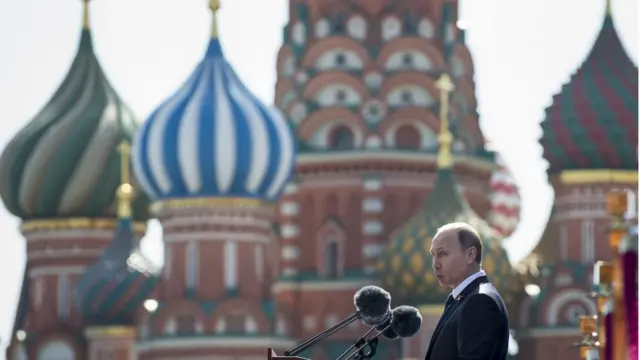 Vladimir Putin hablando en la Plaza Roja de Moscú