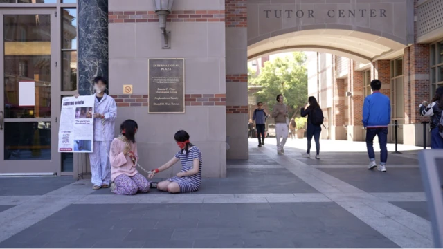 Panda和几名同学装扮成江苏徐州丰县铁链女