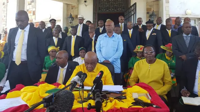 Thomas Thabane (devant C), le Premier ministre du Lesotho, a annoncé aux médias lors d'une conférence de presse qu'il démissionnerait de son poste de Premier ministre à une date à confirmer, le 17 janvier 2020, dans l'ancienne maison d'État à Maseru.