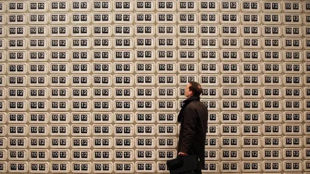 Чоловік перед годинниками