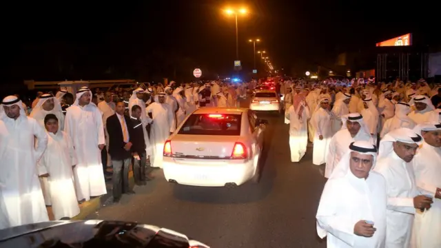 كويتيون يتوجهون الى تجمع انتخابي