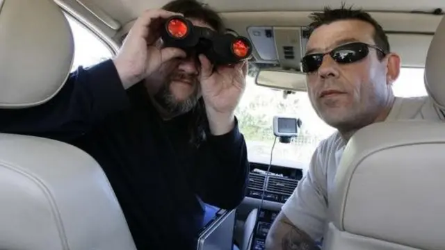 Kwa mfano baadhi ya kazi kwa mfano wafanyakazi wanatarajiwa kutumia udanganyifu kuwaficha wachunguzi wa siri