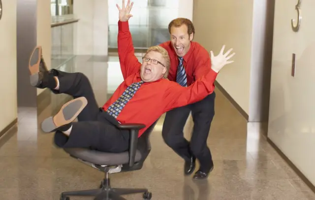 Hombres procastinando